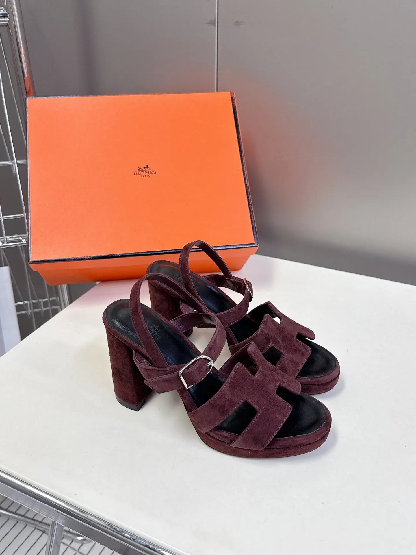 👟👟Ex-factory price 620👟👟 Hermès new spring and summer high-heeled sandals 🧡Upper: imported first-layer suede cowhide, mixed lambskin for feet, original leather outsole. You get what you pay for, genuine materials, whether it is leather, last shape, sole, or craftsmanship, all are consistent with ZP❗️ 🧡Suede high-heeled sandals, classic "H"-shaped upper with flexible ankle strap to highlight the slender ankle, about 9 cm high heels to reshape the body shape, genuine leather soles to enhance style, simple and smooth design, creating a fashionable and feminine look.  🧡Size: 35-39 yards (40 can be customized with no return or exchange) 🧡Color: multi-color 🧡Heel height: about 9 cm at the heel and 2 cm at the bottom
